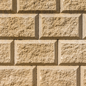 Blocco Muricciolo Pietra d'Alberese con superficie rustica e texture tridimensionale effetto mattoncino, ideale per muri di contenimento e arredo urbano.