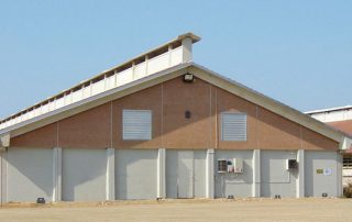 Edificio agricolo con tetto a falde.