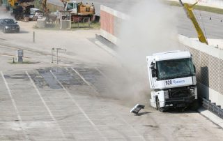 Un camion durante un crash test impatta contro una barriera fonoassorbente "Paver Sound Integra", dimostrando la resistenza della struttura.