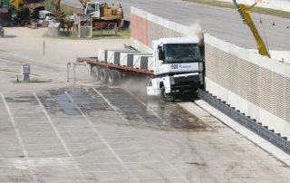 Un camion durante un crash test impatta contro una barriera fonoassorbente "Paver Sound Integra", dimostrando la resistenza della struttura.