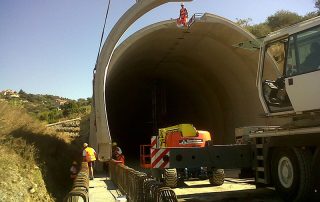 Fase di costruzione di una galleria stradale con elementi prefabbricati in cemento.