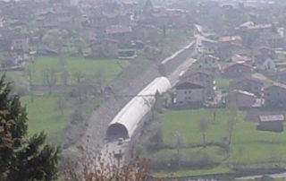 Fase di costruzione di una galleria stradale con elementi prefabbricati in cemento.