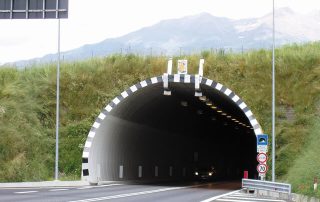 Ingresso di una galleria stradale artificiale con rivestimento in cemento armato.