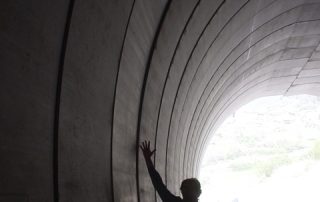 Costruzione di una galleria prefabbricata in cemento.