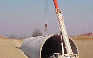 Fase di costruzione di una galleria stradale con elementi prefabbricati in cemento.