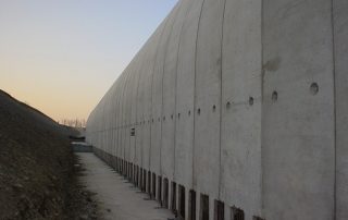 Struttura in cemento armato con pareti curve prefabbricate.