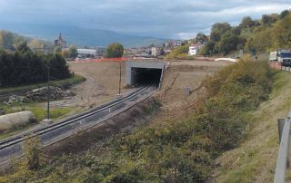 Galleria artificiale prefabbricata in cemento armato per linea ferroviaria.