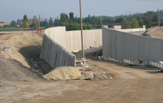 Galleria artificiale prefabbricata in cemento armato in fase di costruzione.