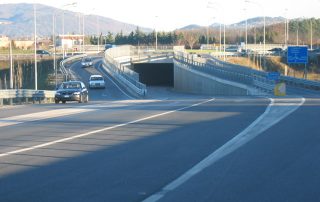 Struttura di sottopasso stradale con pareti in cemento armato.