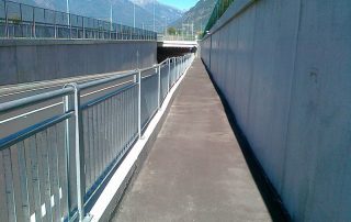 Struttura di sottopasso stradale con pareti in cemento armato.