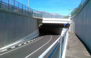 Struttura di sottopasso stradale con pareti in cemento armato.