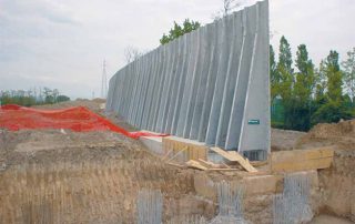 Muro di sostegno in calcestruzzo armato prefabbricato.
