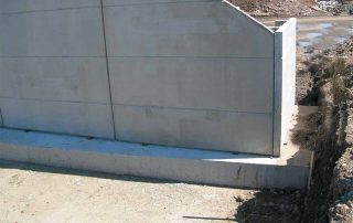 Muro di sostegno in calcestruzzo armato prefabbricato.