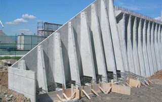Muro di sostegno in calcestruzzo armato prefabbricato.