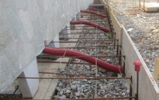 Muro di sostegno prefabbricato con finitura estetica effetto pietra.