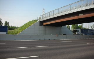 Cavalcavia autostradale con struttura in acciaio e cemento armato.