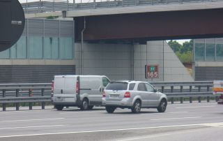 Cavalcavia autostradale con struttura in acciaio e cemento armato.