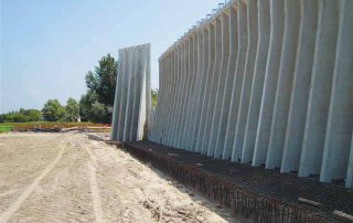 Struttura di sostegno in cemento armato prefabbricato in fase di costruzione.