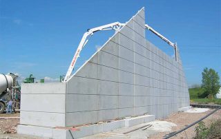 Struttura in cemento armato prefabbricato in fase di costruzione, destinata a fungere da spalla di un ponte.
