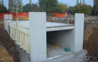 Costruzione di un sottopasso in cemento armato prefabbricato.