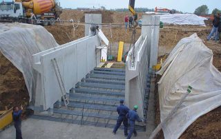 Costruzione di un sottopasso in cemento armato prefabbricato.