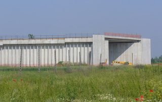 Struttura di sottopasso in cemento armato, in fase di costruzione.
