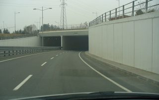 Struttura di sottopasso stradale con pareti in cemento armato.