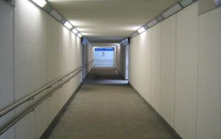 Sottopasso pedonale con illuminazione integrata.