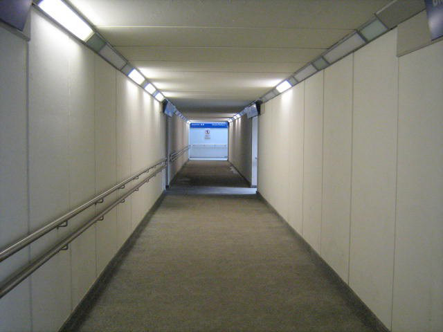 Sottopasso pedonale con illuminazione integrata.