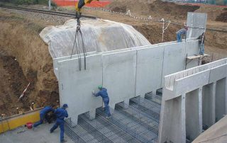 Costruzione di un sottopasso in cemento armato prefabbricato.