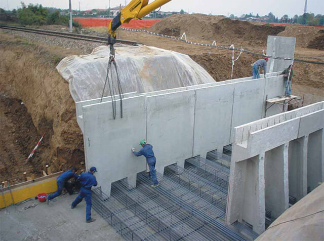 Costruzione di un sottopasso in cemento armato prefabbricato.