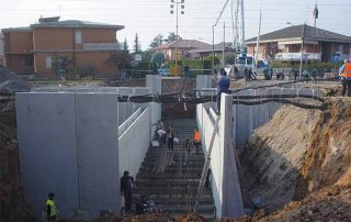 Costruzione di un sottopasso in cemento armato prefabbricato.