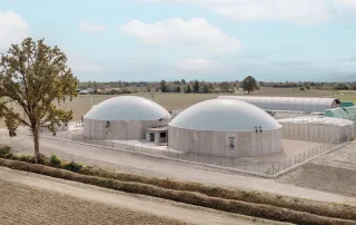 Impianto di biodigestione anaerobica, composto da due grandi serbatoi cilindrici in cemento con copertura a cupola.