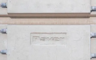 Dettaglio di una parete in cemento armato di una vasca agricola, con il logo "Paver" inciso sulla superficie.