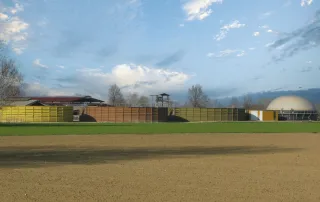 Impianto agricolo con vasche di stoccaggio circolari in metallo, utilizzate per la gestione dei liquami.