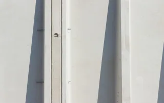 Dettaglio di una vasca agricola circolare in cemento, con focus sulle giunzioni tra i pannelli prefabbricati.