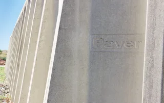 Primo piano di una vasca agricola in cemento con pareti inclinate e scanalature verticali. Il logo "Paver" è inciso sulla superficie del cemento.