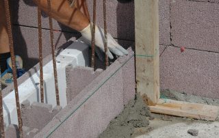 Costruzione di un muro con blocchi BioPLUS®, caratterizzati da una struttura porosa e incastri specifici.