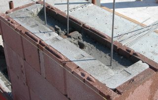Costruzione di un muro con blocchi BioPLUS®, caratterizzati da una struttura porosa e incastri specifici.