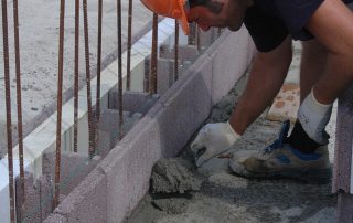 Costruzione di un muro con blocchi BioPLUS®, caratterizzati da una struttura porosa e incastri specifici.