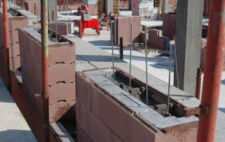 Costruzione di un muro con blocchi BioPLUS®, caratterizzati da una struttura porosa e incastri specifici.
