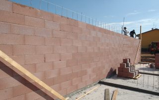 Muro in costruzione con blocchi BioPLUS®, caratterizzato da un andamento inclinato.
