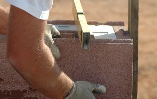 Costruzione di un muro con blocchi BioPLUS®, caratterizzati da una struttura porosa e incastri specifici.