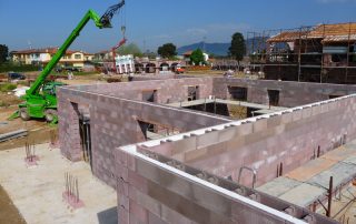 Cantiere edile con pareti in costruzione utilizzando blocchi BioPLUS®.