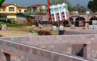Cantiere edile con pareti in costruzione utilizzando blocchi BioPLUS®.