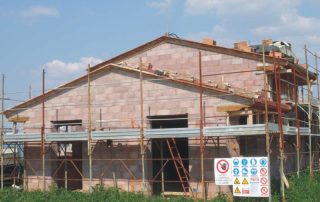 Edificio in costruzione con pareti realizzate in blocchi Bioplus.