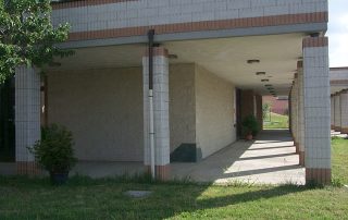 Edificio con colonne in piastrelle e tetto inclinato in mattoni,