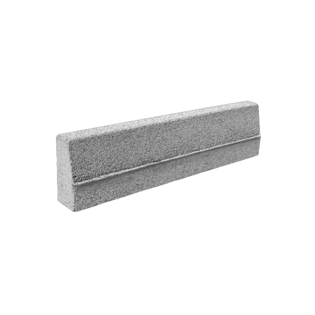 Cordolo in cemento bocciardato di colore grigio con scanalatura decorativa centrale.