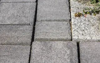 Pavimentazione urbana in cemento con cordoli in granito