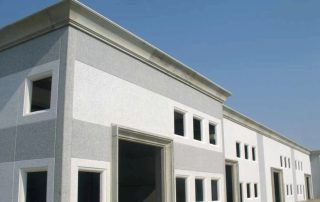 Edificio industriale con facciata in pannelli prefabbricati in graniglia di marmo.